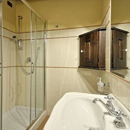 公寓 Vernazzano Basso Sleeps 6 T241024 特拉西梅诺湖畔托罗