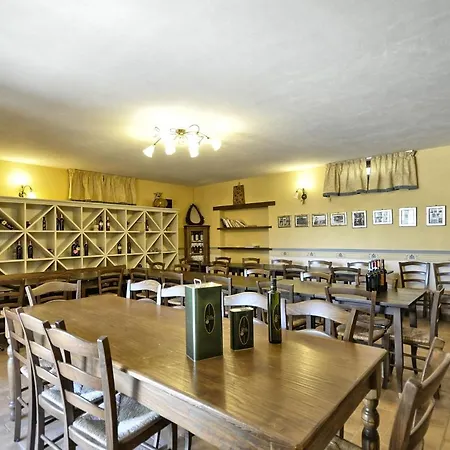 公寓 Vernazzano Basso Sleeps 6 T241024 特拉西梅诺湖畔托罗